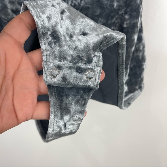 NEW Good American Crushed Velvet Sleeveless Thong Bodysuit Carbon Grey Size LG - Picture 4 of 8